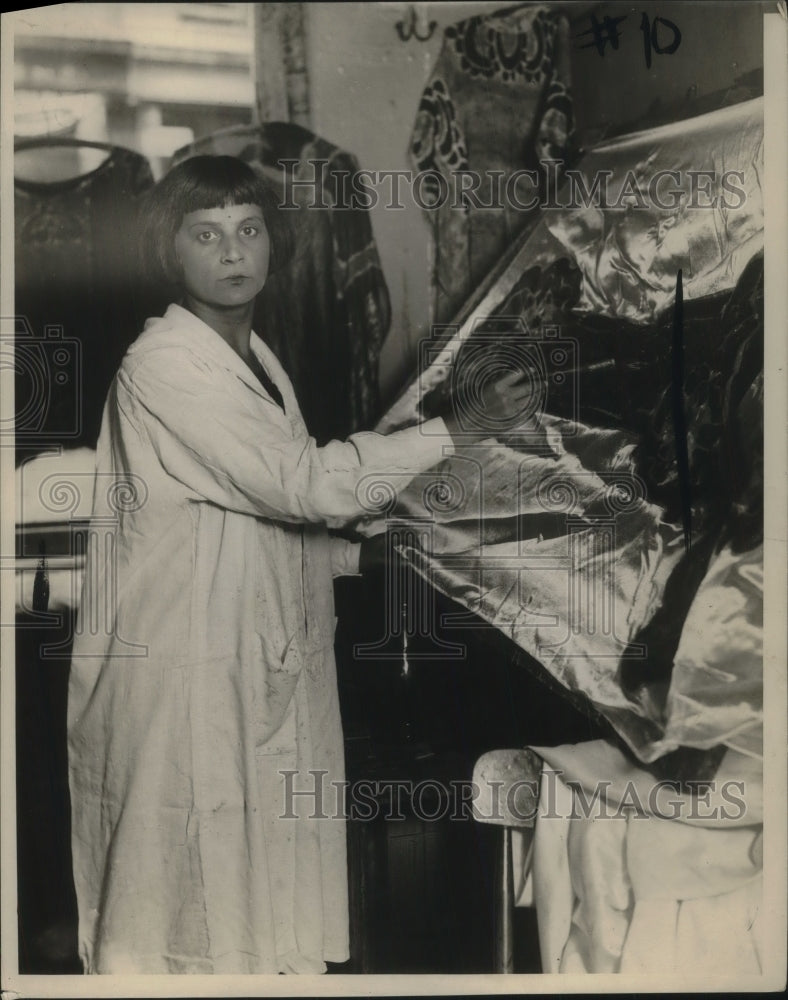 1923 Press Photo Batik Artist Hannah Urseck Paints Colorful Canvas In Smock - Historic Images