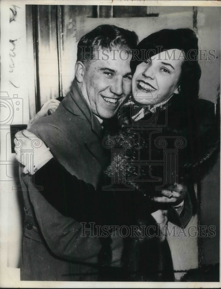 1935 Press Photo Mr. And Mrs. George Scarlett Hold Each Other In Loving Embrace - Historic Images