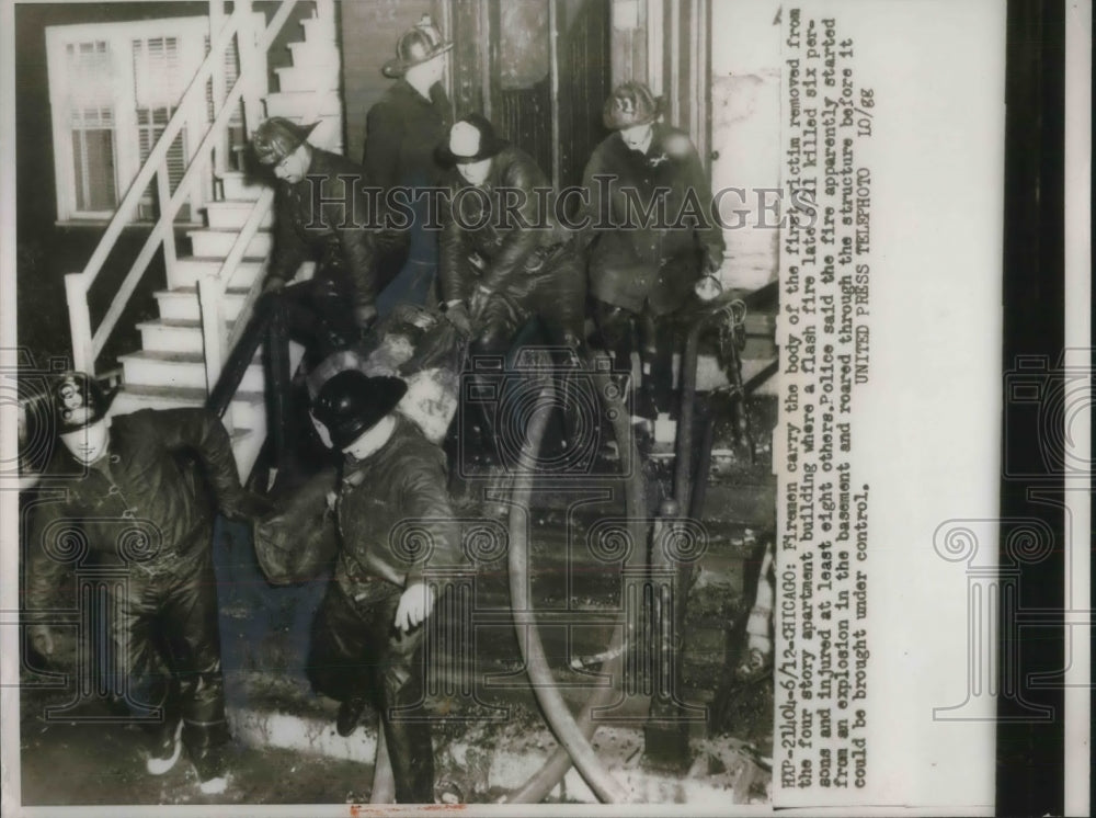 1954 Press Photo firemen carry body of fire victim from 4 story apartment in Chi - Historic Images