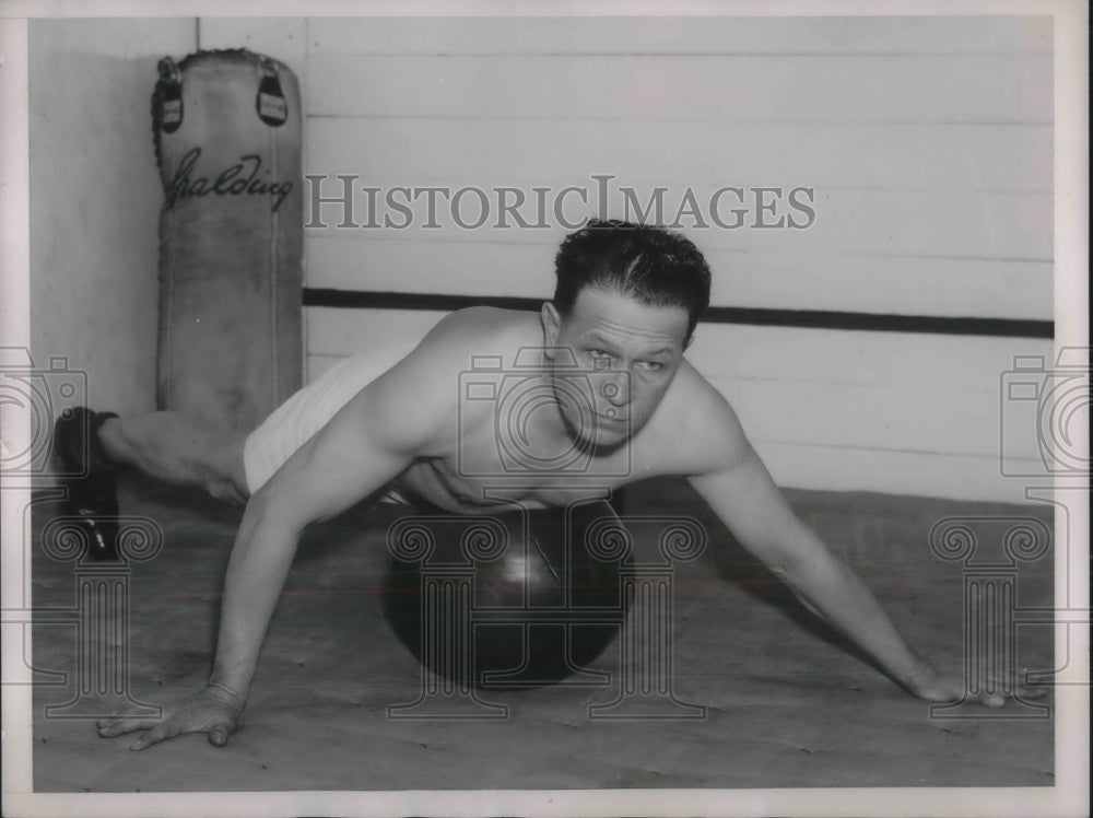 1939 Press Photo Sen Allen of Illinois rolling on a medicine ball - Historic Images