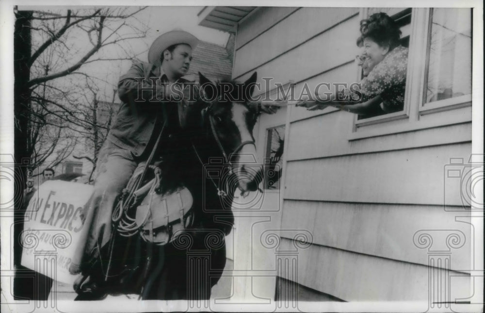 1969 Press Photo John Merner with his horse deliver mails - Historic Images