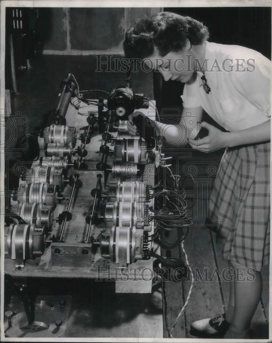 1943 Press Photo Miss Bette Simpson Test Girl at General Electric Aeronautics - Historic Images
