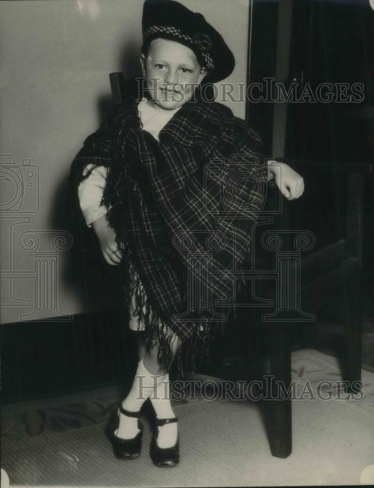 1924 Press Photo Charles Stewart dressed in tartans in Oakland - Historic Images