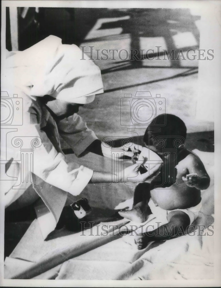 1956 Press Photo Kushi Lal getting nourishment at Karachi&#39;s Mission Hospital - Historic Images