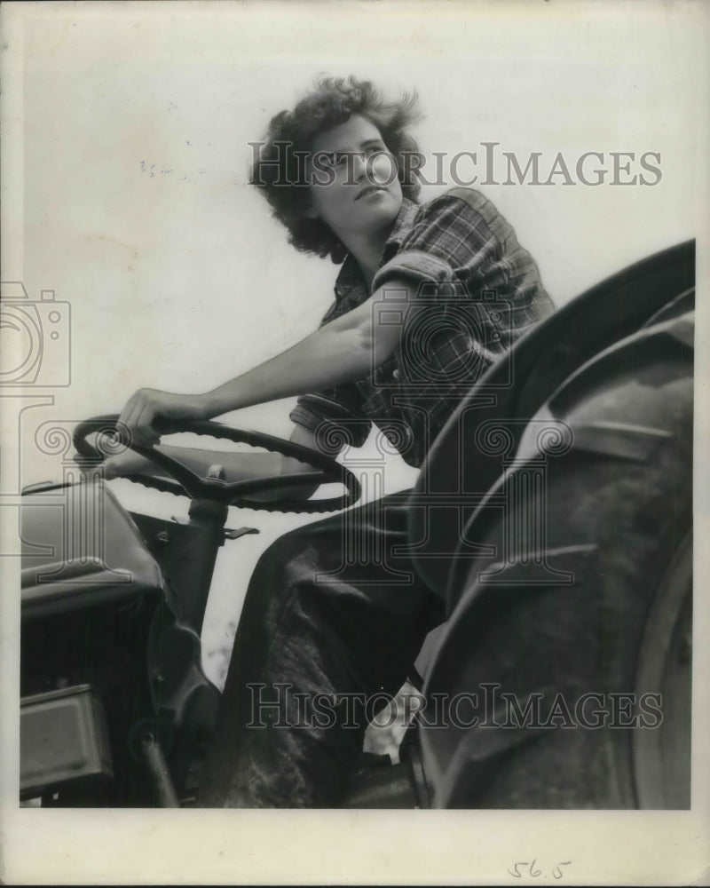 1943 Press Photo Lady on farm tractor, advertisemtn for Yardley Suntan Oil - Historic Images