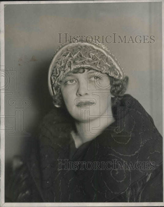 1923 Press Photo Mrs Agnes Santly interview for newspaper article - Historic Images