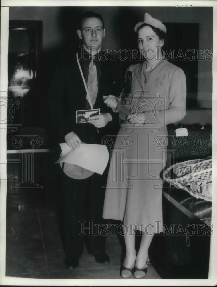 1938 Mr &amp; Mrs Roy Oakes arrives by Clipper ship in Miami, Fla - Historic Images