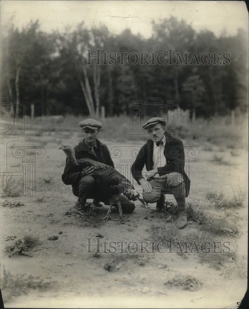 1924 Press Photo R.H. Rasmussen &amp; Dr J.D. Eastwald own Badger Turkey,testing - Historic Images