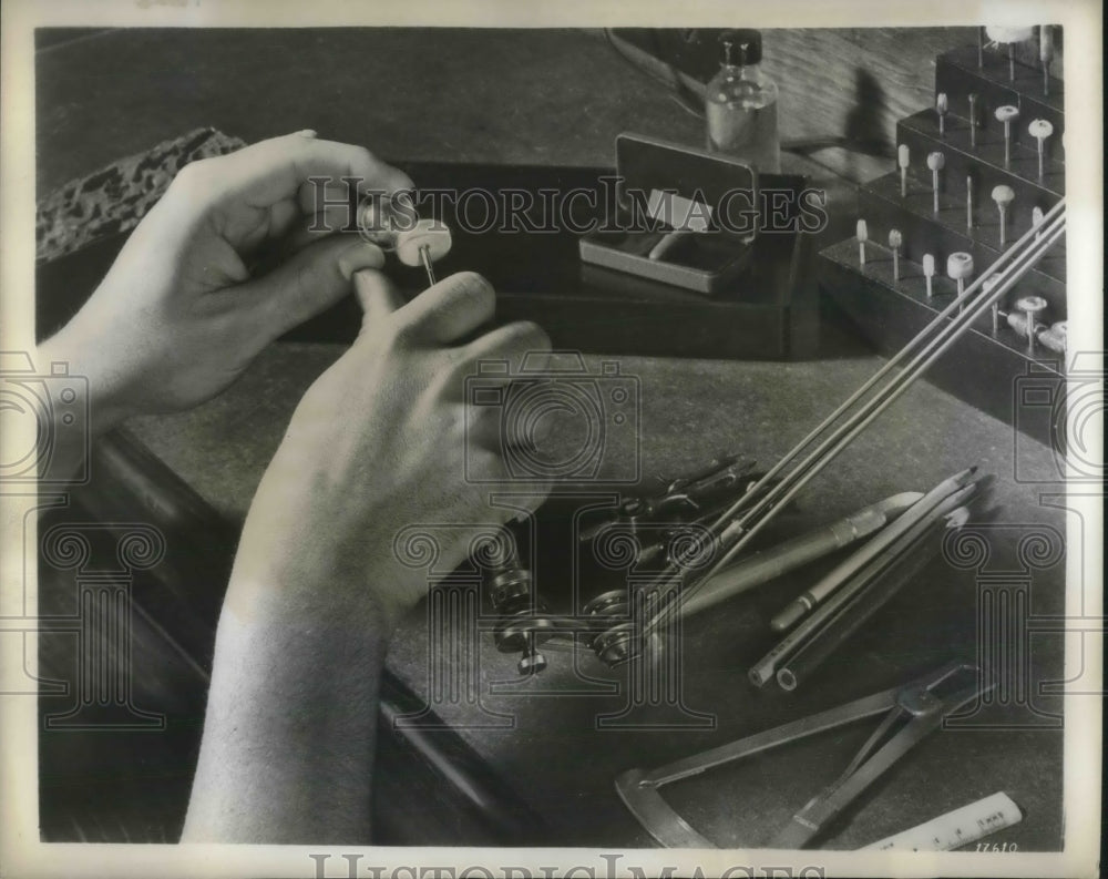 1942 Press Photo Edges of Contact lens uniformly rounded by buffing. - Historic Images