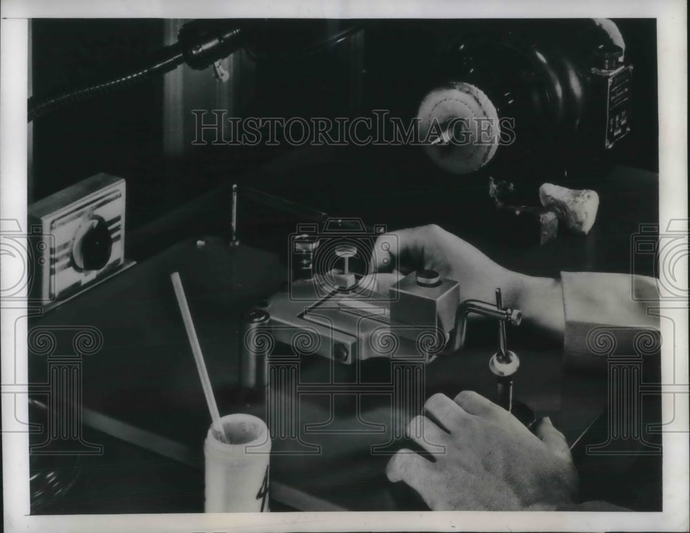 1948 Press Photo Technician Polish the inside curves of the New contact lens. - Historic Images