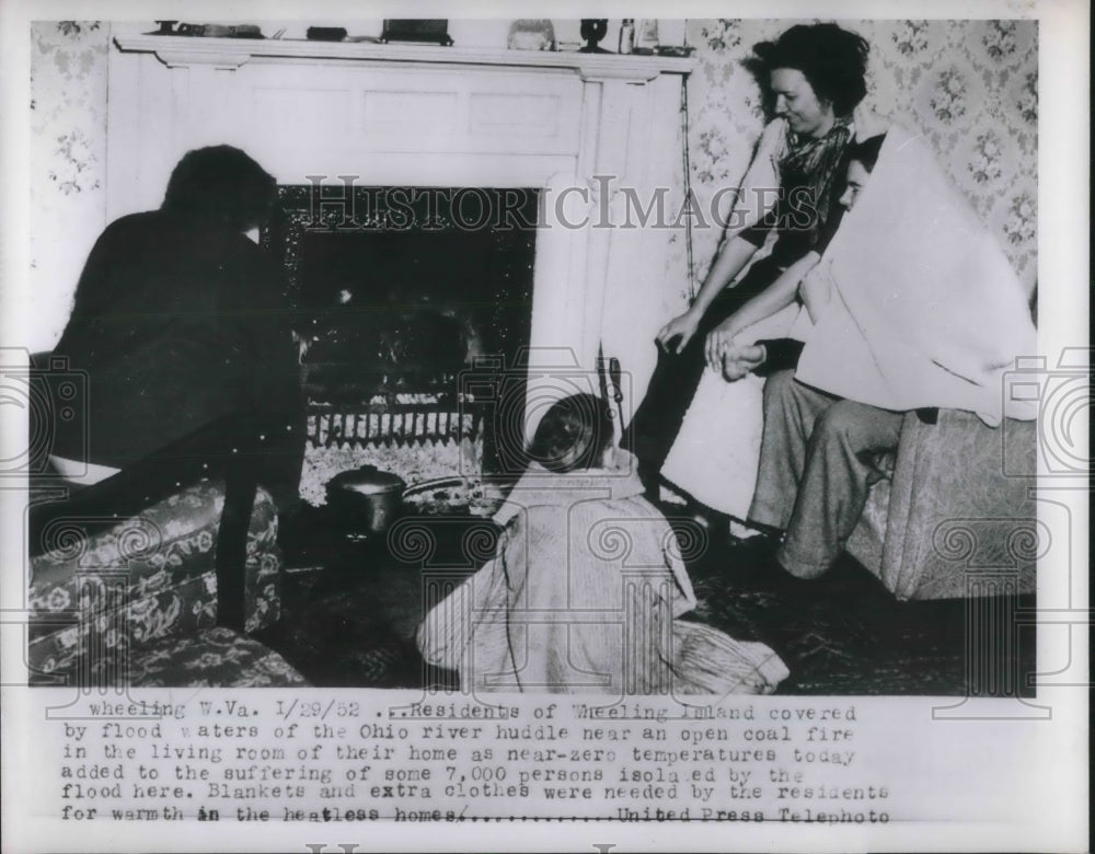 1952 Press Photo Wheeling, W Va residents at home surrounded by flood waters - Historic Images