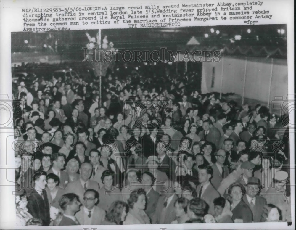 1960 Press Photo A large crowd mills around Westminister Abbey Waiting for - Historic Images