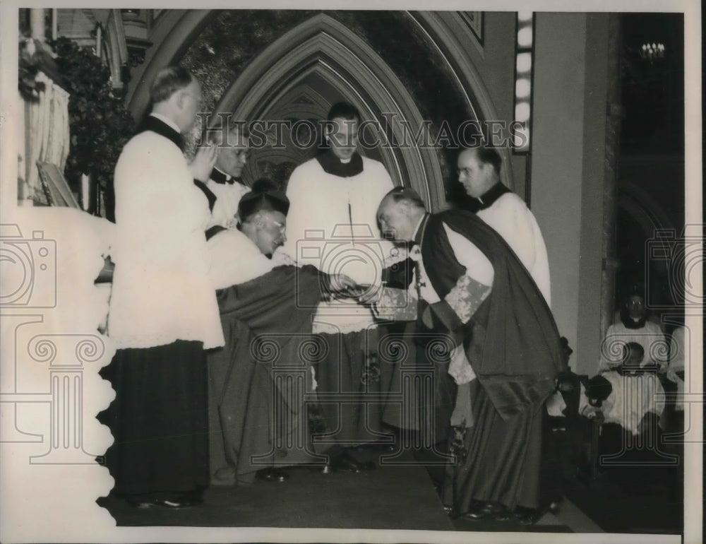 1940 Press Photo Bishop Bernard J shell right presents to Archbishop Samuel - Historic Images