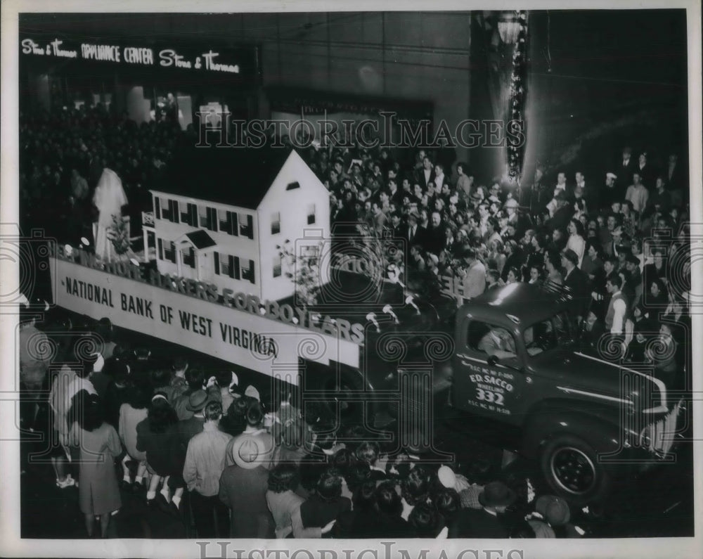 1947 Press Photo Wheeling century parade Float was donated by National Bank of - Historic Images