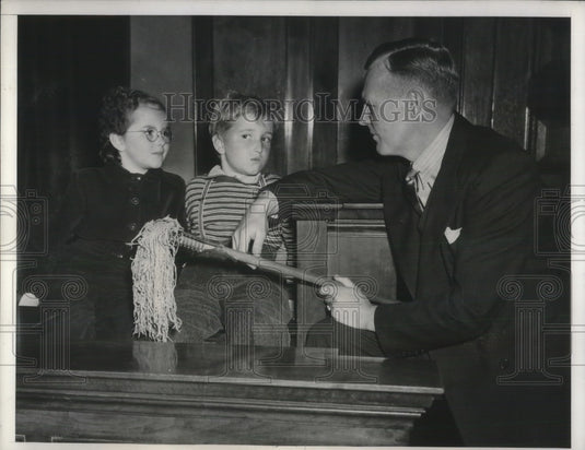 1939 Press Photo Mop Abused Underwood Children Prosecutor Pat McCormick - Historic Images