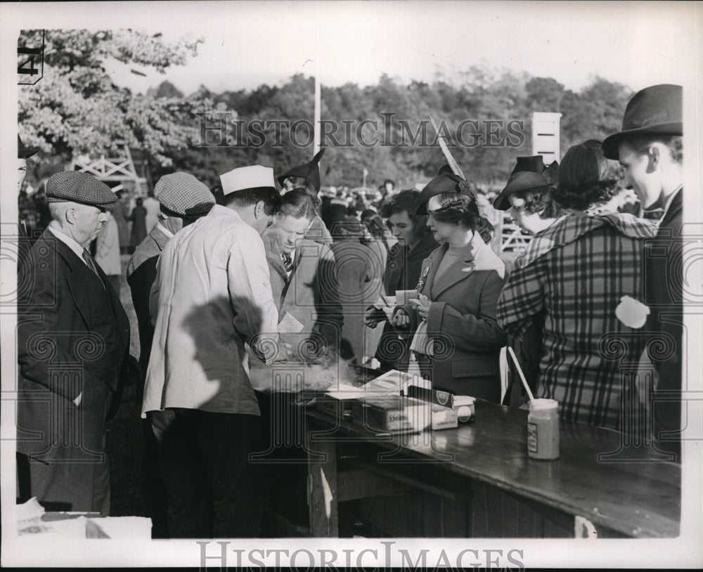 1937 Press Photo Monmouth County Hunt Racking Club Socialites Eat Hot Dogs - Historic Images
