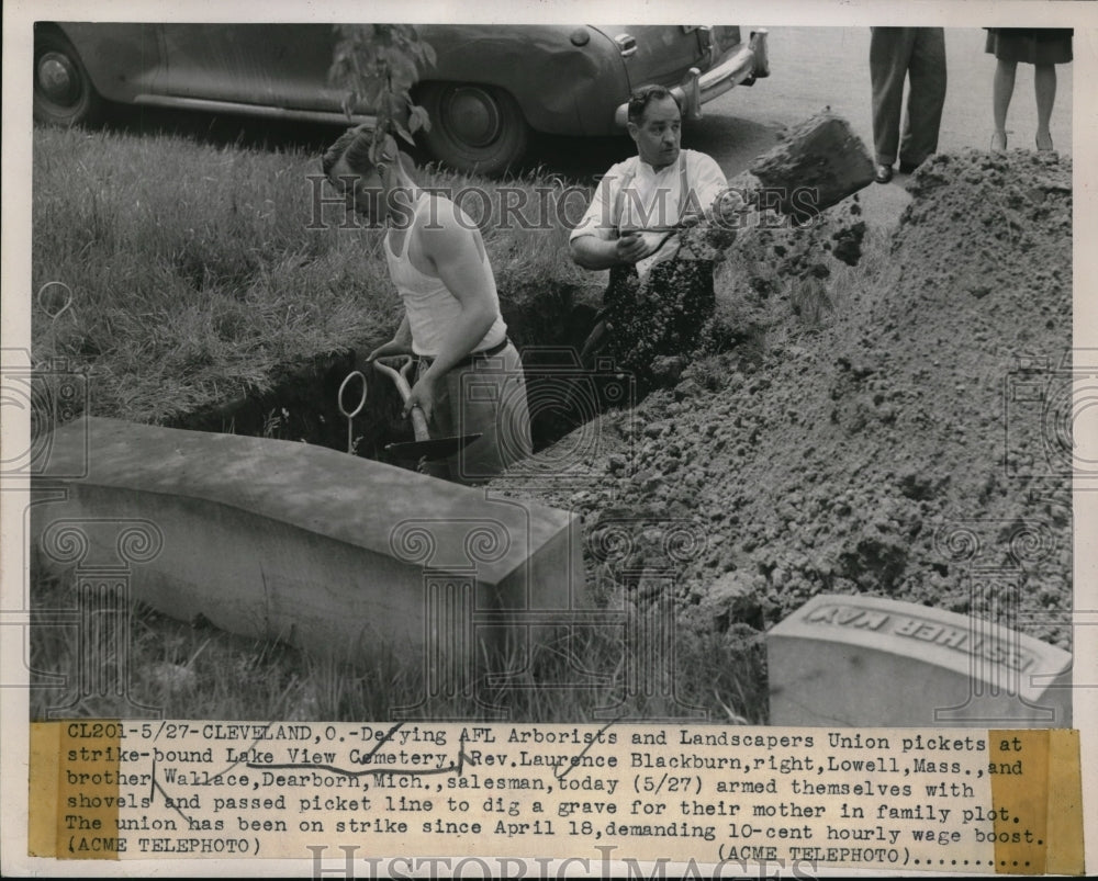 1947 Press Photo Rev. Laurence Blackburn and Brother Wallace Dig Mother&#39;s Grave - Historic Images