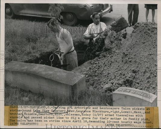 1947 Press Photo Rev. Laurence Blackburn and Brother Wallace Dig Mother's Grave - Historic Images