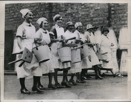 1934 Press Photo Dairymaids With Pails At London Royal Agricultural Show - Historic Images