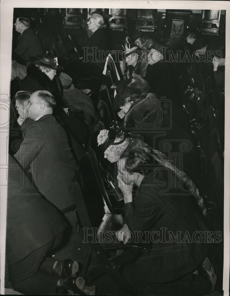 1940 Press Photo Chicago,Ill. Evangelist reps at prayer meeting - Historic Images