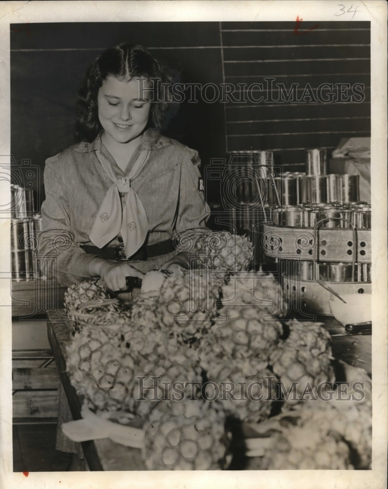 1945 Press Photo Girl Scout Betty Goff at District Community Canning Center - Historic Images