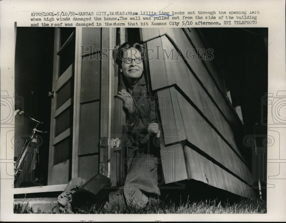 1959 Press Photo Lillis Ling Looks Through Opening Of Kansas City Damaged Home - Historic Images