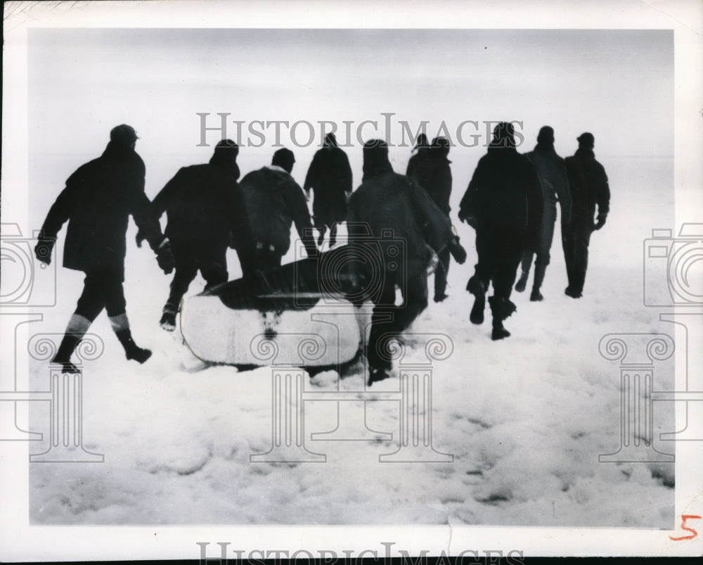 1950 Press Photo Coast Guard Rescues Fishermen Stuck On Lake Erie Ice In Buffalo - Historic Images