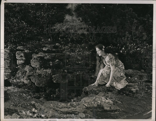 1939 Press Photo Betty Noble at International Flower Show - Historic Images
