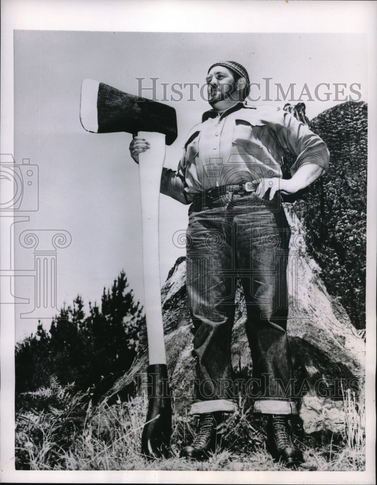 1954 Press Photo Fort Bragg California Paul Bunyan Statue Chet Sandel Celebrate - Historic Images