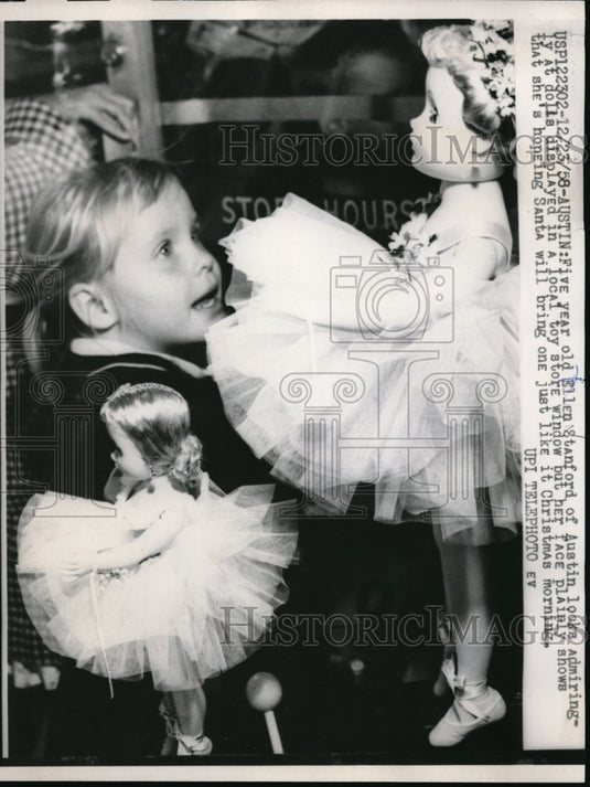 1958 Press Photo Ellen Stanford Looking at Doll Display - Historic Images