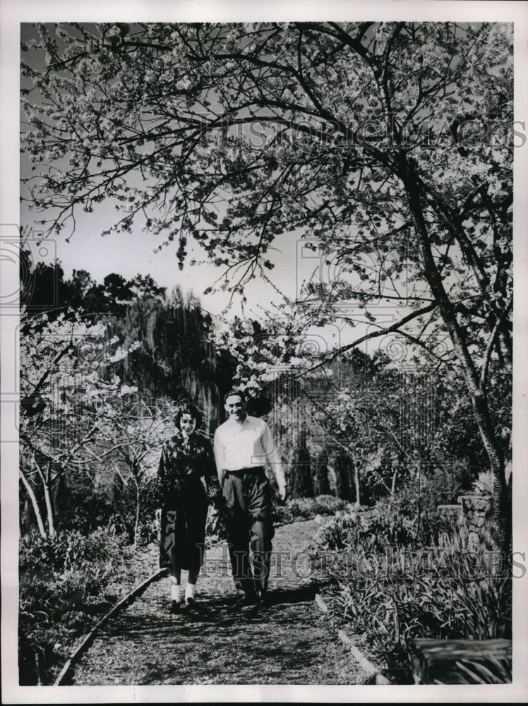 1953 Press Photo Couple Stroll Through Springy Sarah P. Duke Gardens - Historic Images