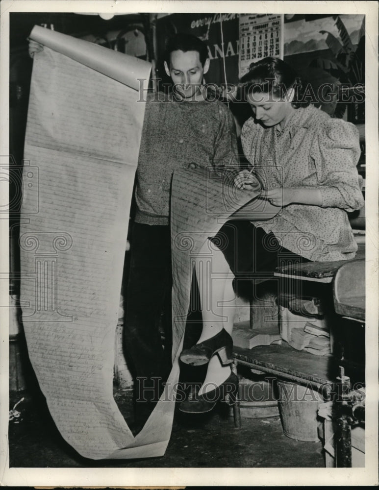 1942 Press Photo 13-Foot-Long Letter Sent to Soldier Albert Kichak - nec56286- Historic Images