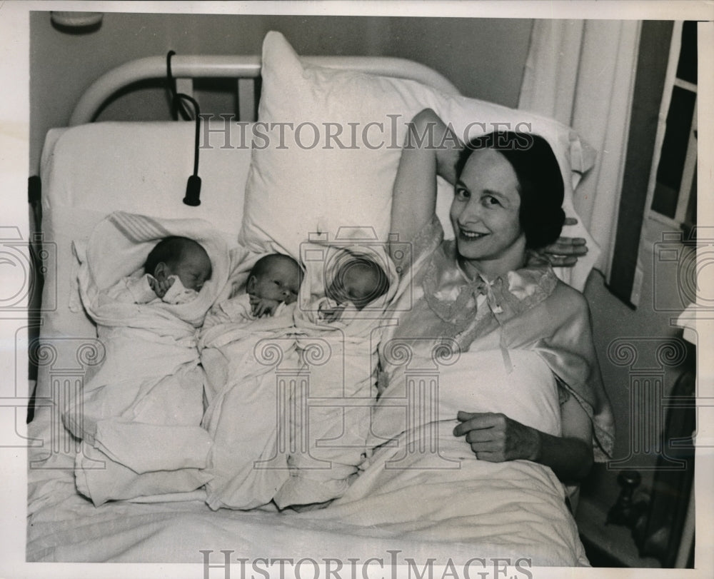 1937 Press Photo Mrs. Ellis Dion With 12 Day Old Triplets In California Hospital - Historic Images