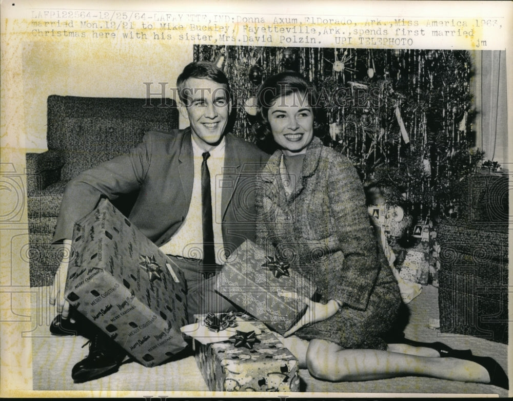 1964 Press Photo Miss America Donna Axum&#39;s Husband Christmas With Sister - Historic Images