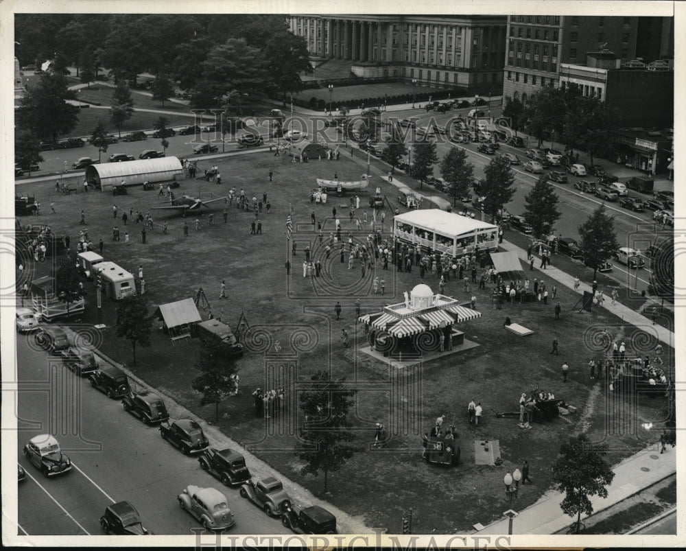 1941 Press Photo D.C. Military exhibits to sell defense bonds - nec56350- Historic Images