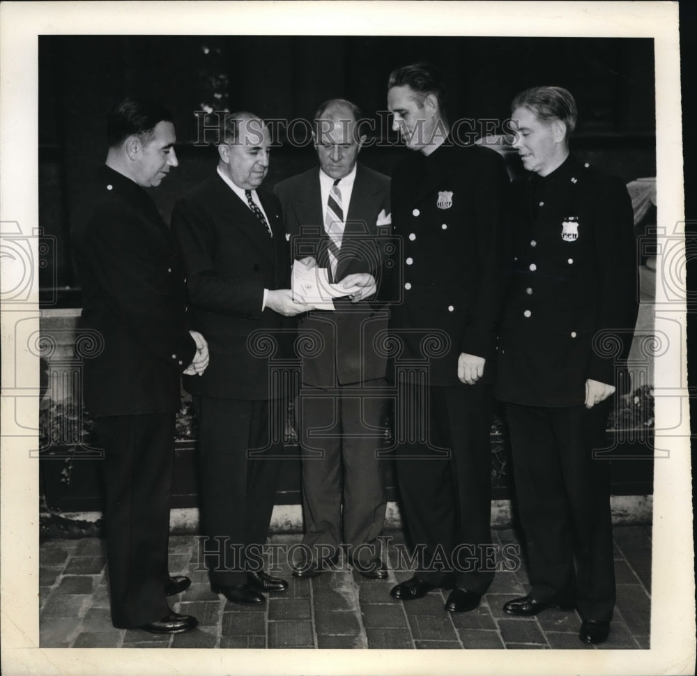 1941 Press Photo Patrolmen&#39;s Benevolent Association buys Defense Bonds. - Historic Images