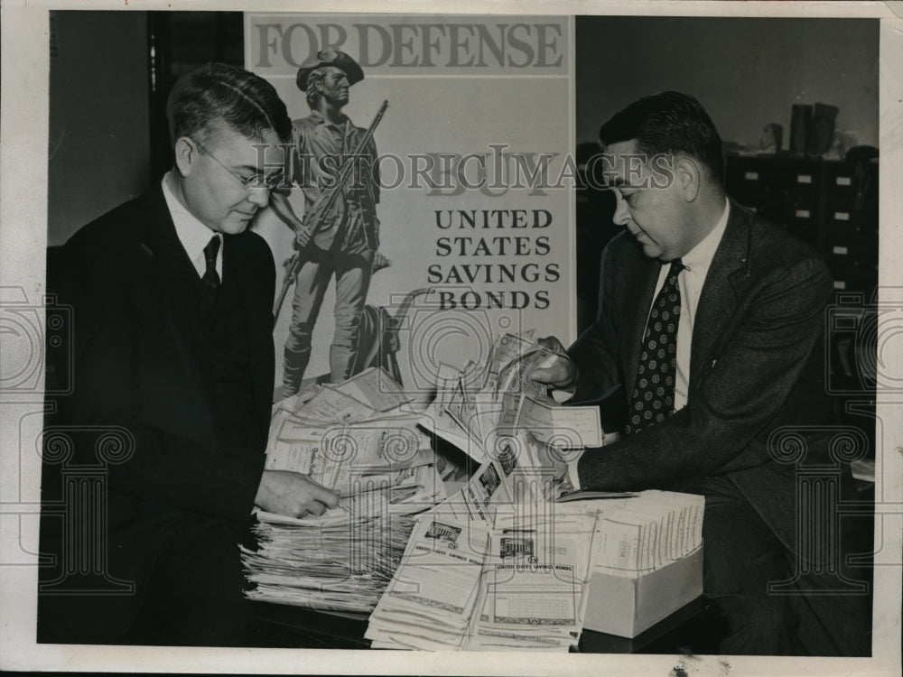 1941 Press Photo John Schram &amp; Eugen Sloan with Checks for Defense Bonds - Historic Images