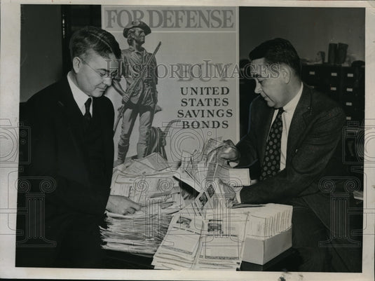 1941 Press Photo John Schram & Eugen Sloan with Checks for Defense Bonds - Historic Images