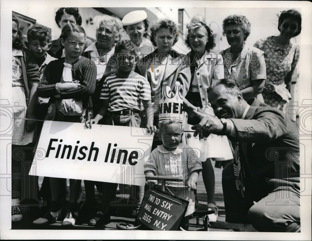 1946 Press Photo Winner Of Baby Walker Race Crowned At Atlantic City New Jersey - Historic Images