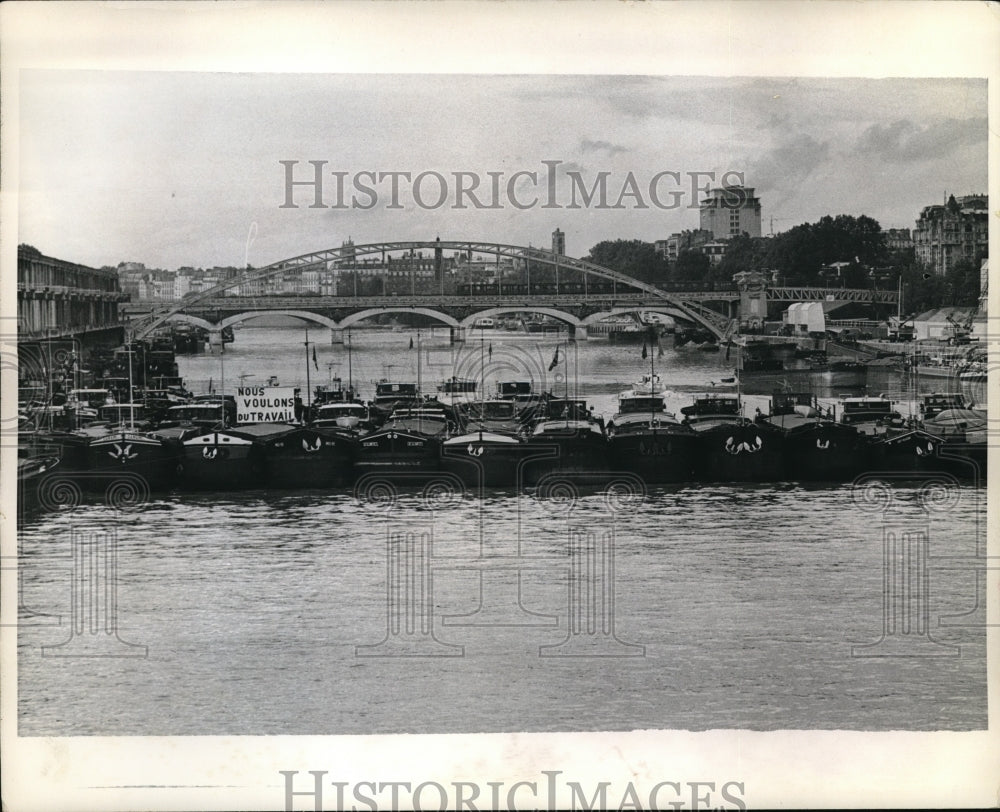 1975 Press Photo Barge Barricade, Protest, Seine River, Austerlitz Bridge, Paris - Historic Images