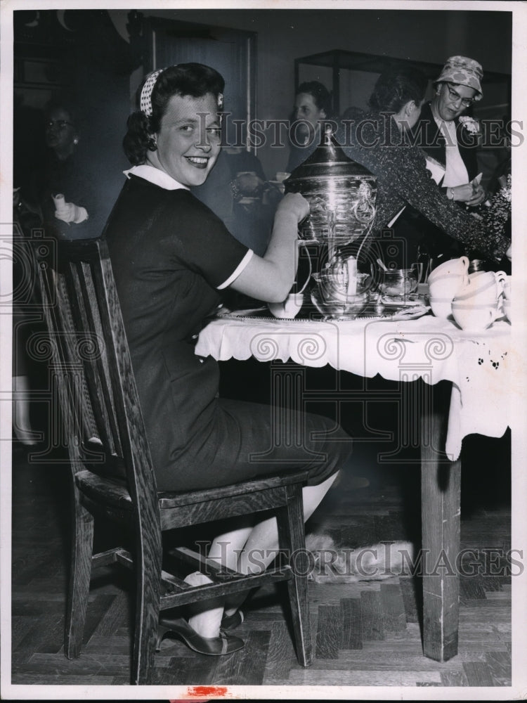 1958 Press Photo Mrs James Tracey Jr - Historic Images