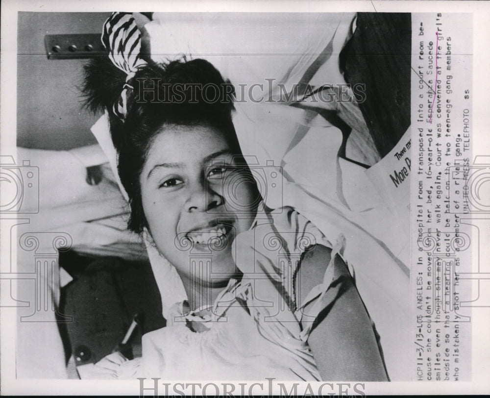 1953 Press Photo Esperanza Saucede Bedside hearing shot by rival gang in Los - Historic Images