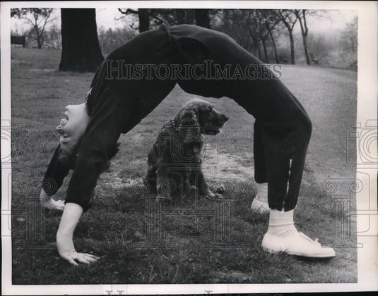 1956 Press Photo Swimmer Judy Grinham Doing Morning Training with Dog Bob - Historic Images
