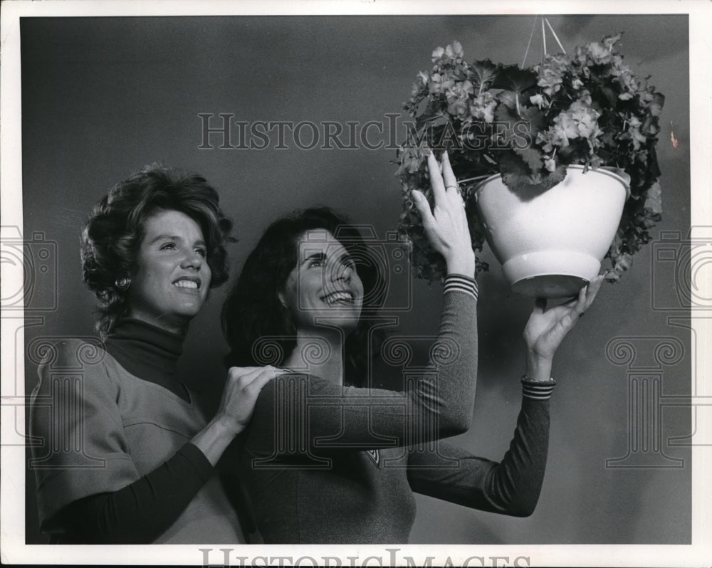 1975 Press Photo rs Frederick Merric II w/ Mrs Michael Whittow admiring a flower - Historic Images