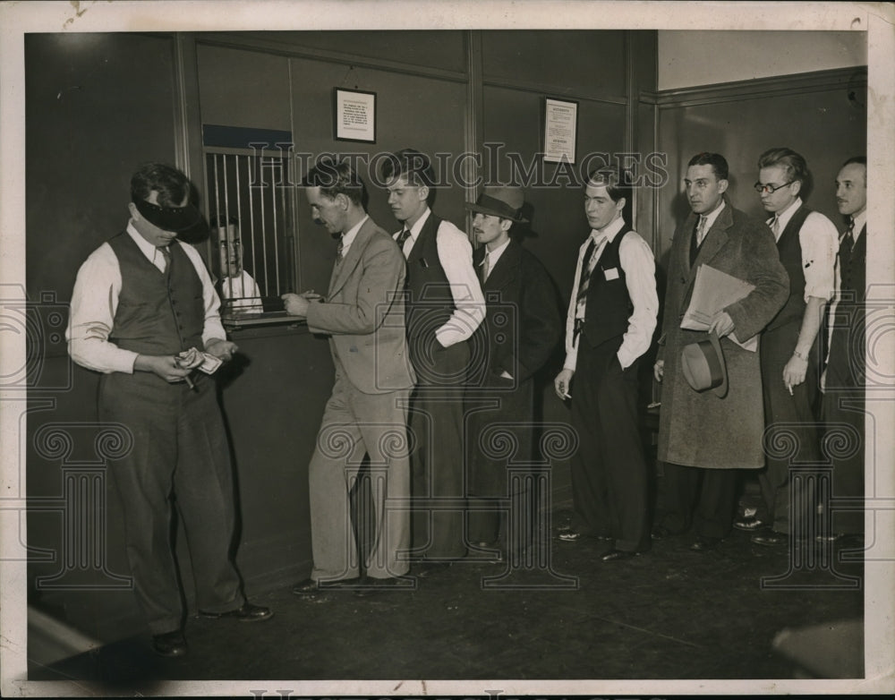 1936 Press Photo Group of workers lining up to get their wages - Historic Images