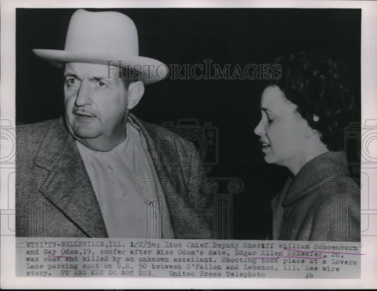 1954 Press Photo Chief Dept Sheriff William Schoenborn & Gay Odom conferring - Historic Images