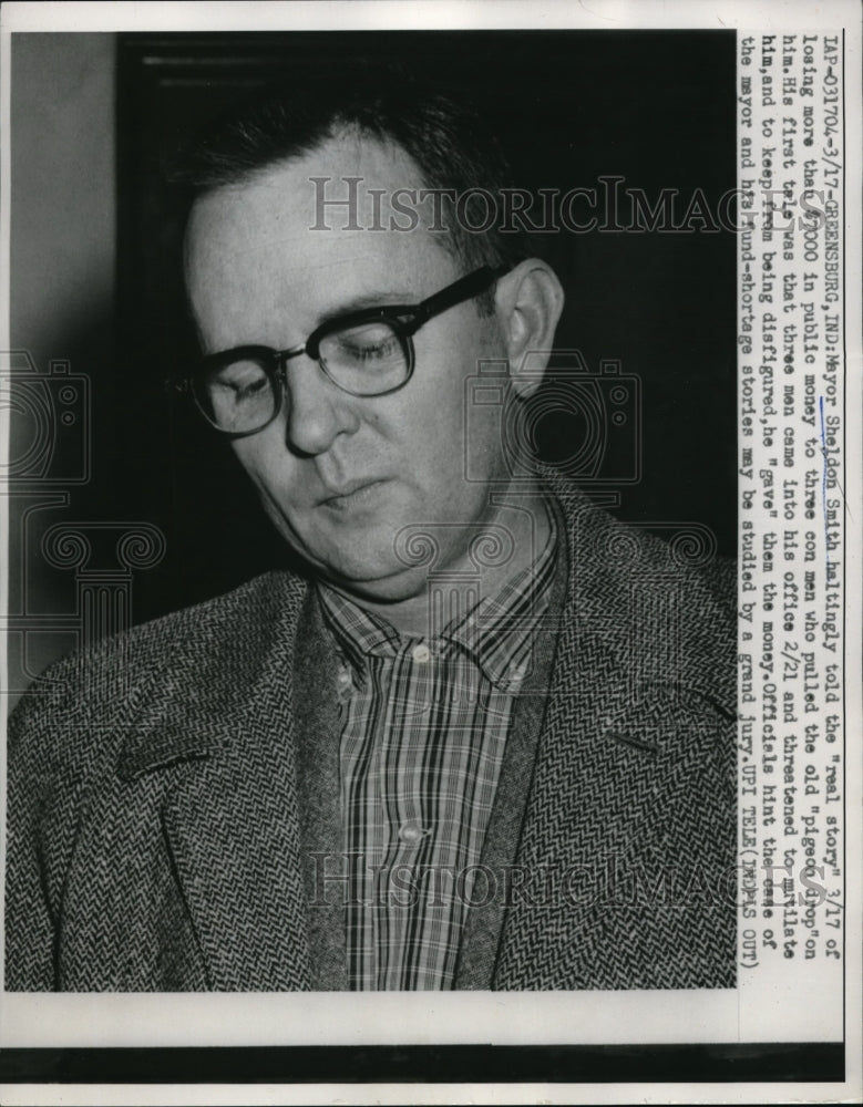 1959 Press Photo Mayor Sheldon Smith telling story how he lost $7,000 - Historic Images