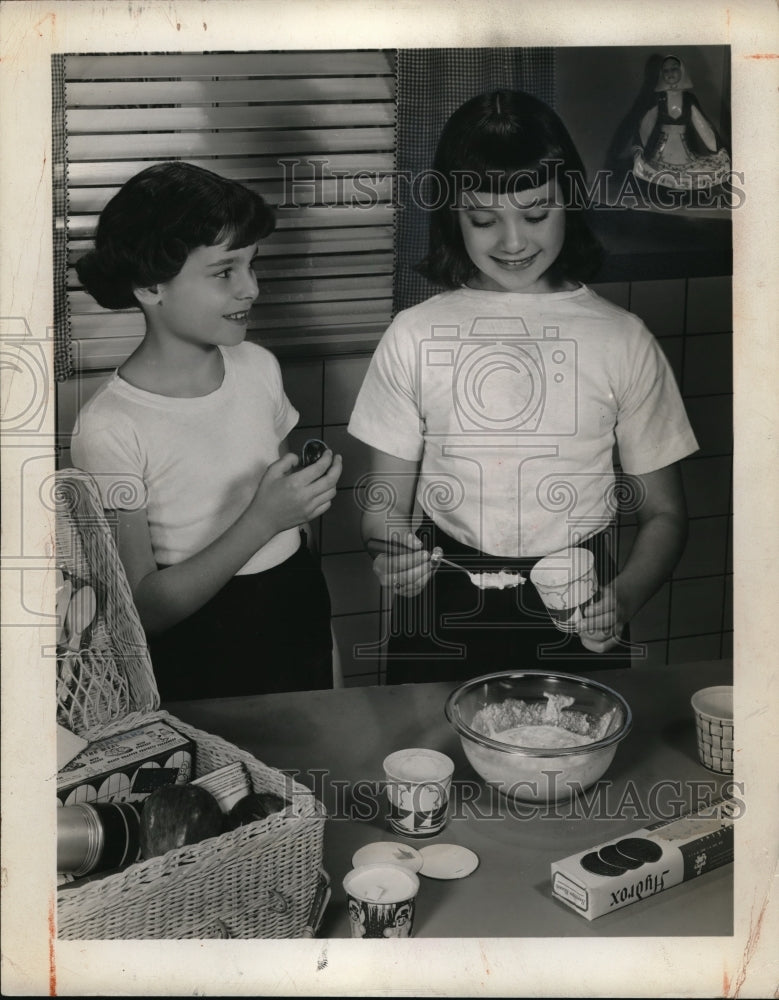 1949 Press Photo Two youngsters preparing cracker sandwiches for picnic - Historic Images