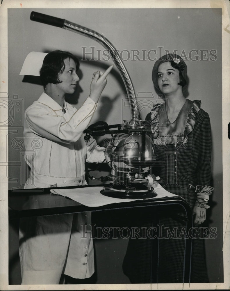 1931 Press Photo Nurse Marie Terbeck shows Lydia Ilse  new electric inhalator - Historic Images