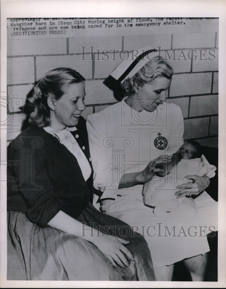 1952 Press Photo Refugees are taken cared of at the emergency shelter - Historic Images